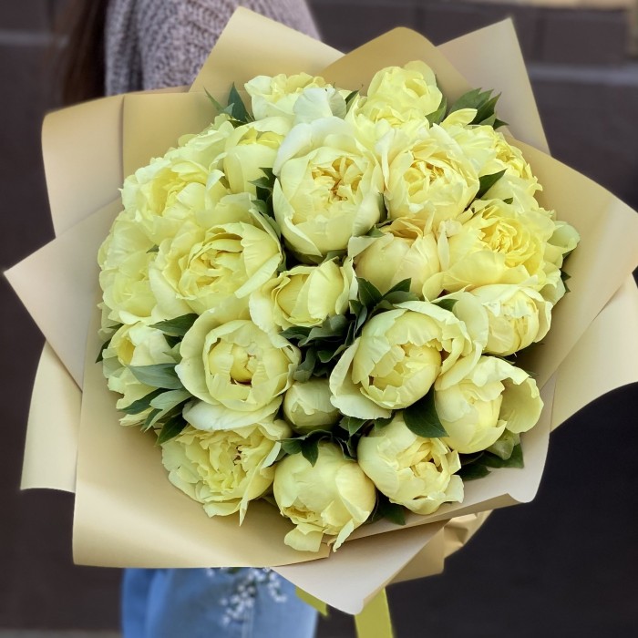 Букет из 25 лимонных пионов