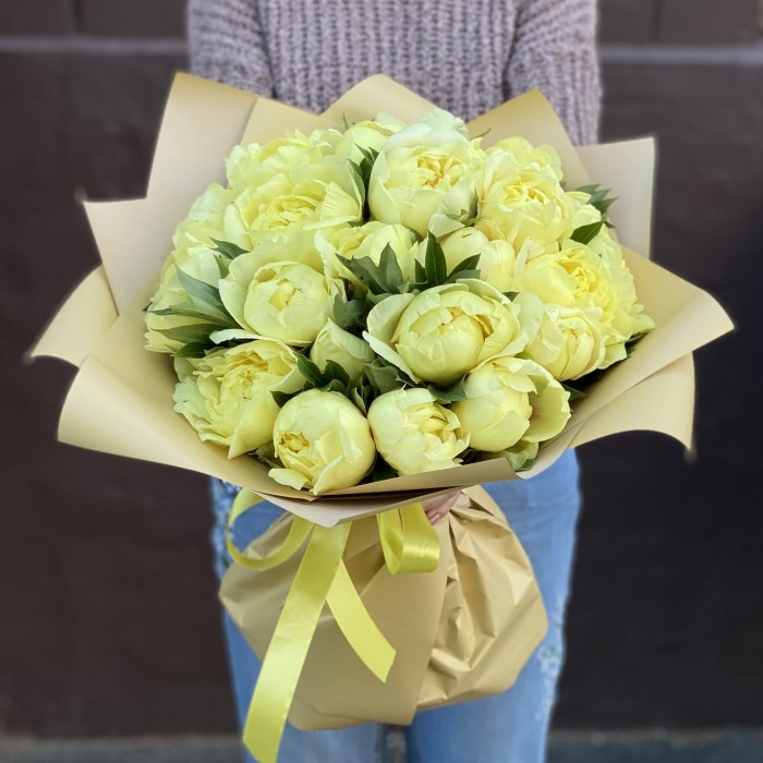 Букет из 25 лимонных пионов