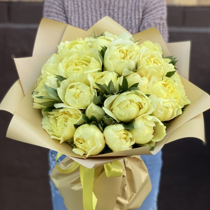 Букет из 25 лимонных пионов
