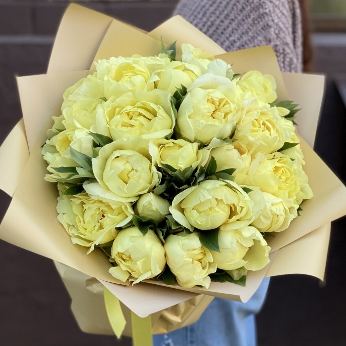 Букет из 25 лимонных пионов
