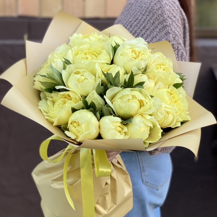Букет из 25 лимонных пионов