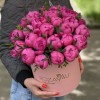 25 малиновых пионов в коробке