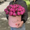 25 малиновых пионов в коробке