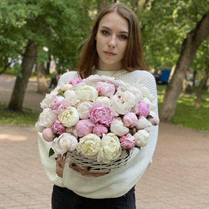 51 белый и розовый пион в корзине