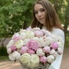 51 белый и розовый пион в корзине