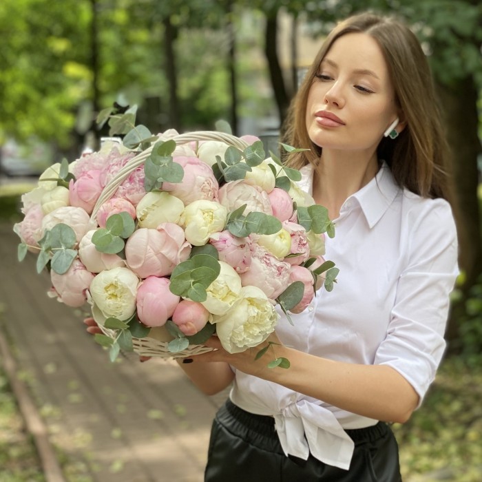 51 нежный пион с эвкалиптом в корзине