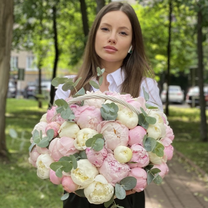 51 нежный пион с эвкалиптом в корзине