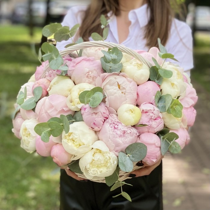 51 нежный пион с эвкалиптом в корзине