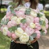 51 нежный пион с эвкалиптом в корзине