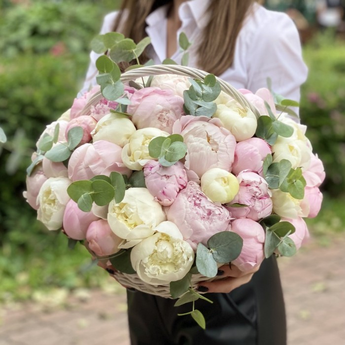 51 нежный пион с эвкалиптом в корзине