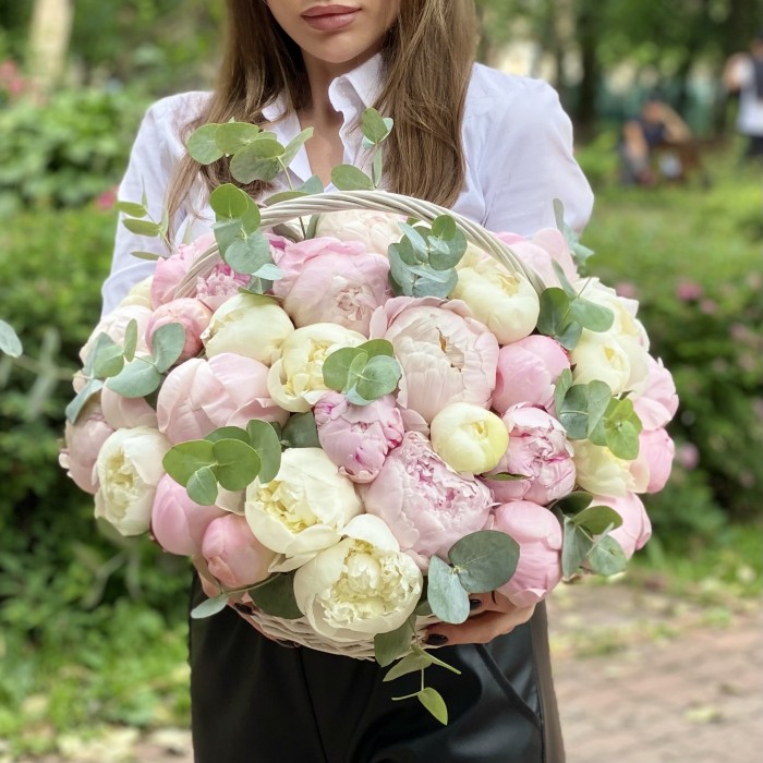 51 нежный пион с эвкалиптом в корзине