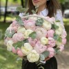 51 нежный пион с эвкалиптом в корзине