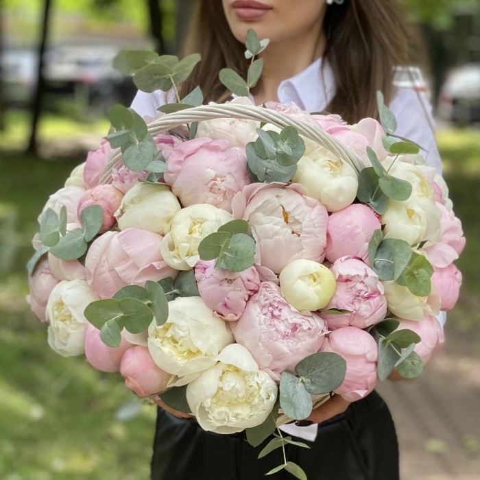 51 нежный пион с эвкалиптом в корзине