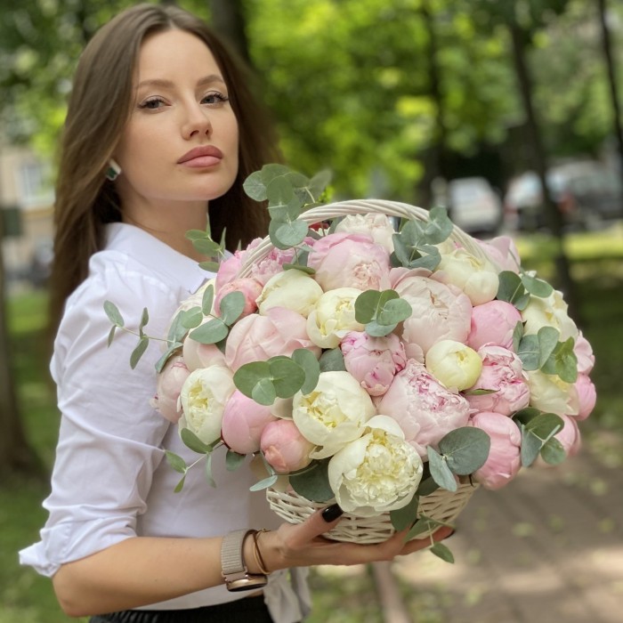 51 нежный пион с эвкалиптом в корзине