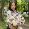 51 нежный пион с эвкалиптом в корзине