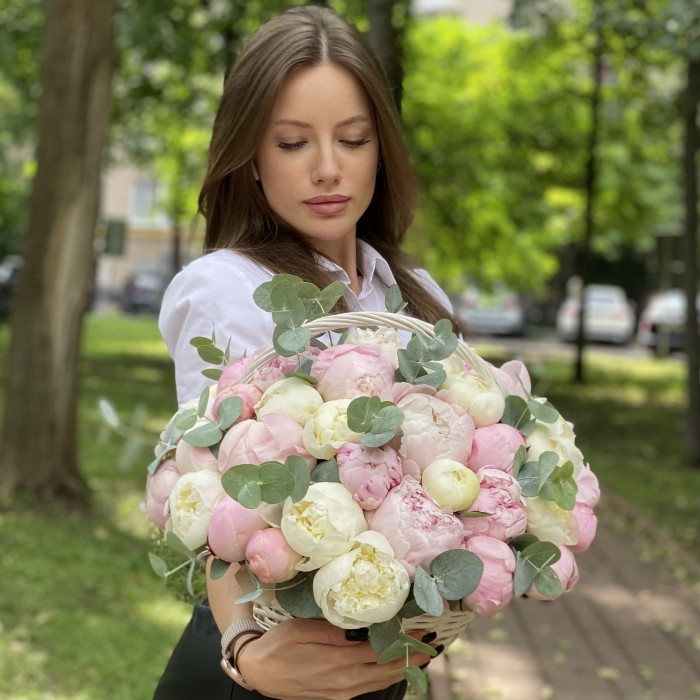 51 нежный пион с эвкалиптом в корзине