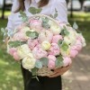 51 нежный пион с эвкалиптом в корзине