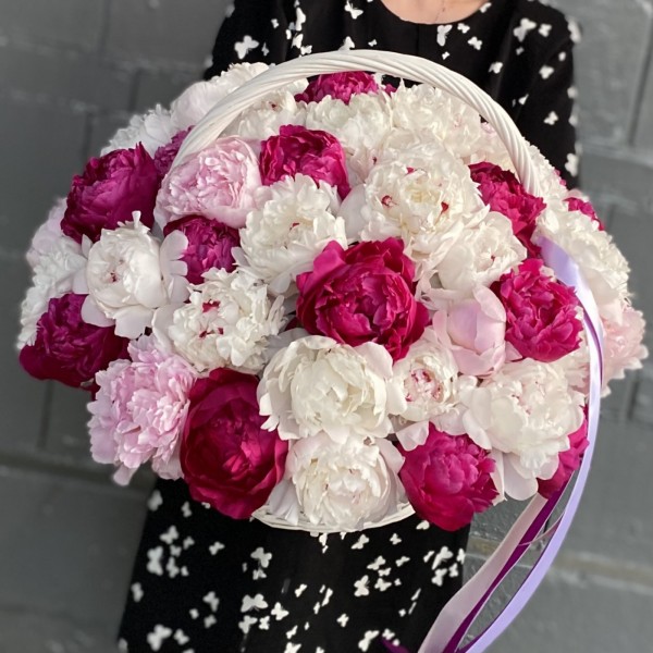 51 пион бело-малиновый микс в корзине