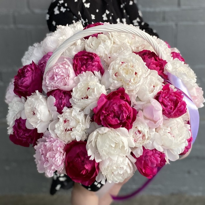 51 пион бело-малиновый микс в корзине