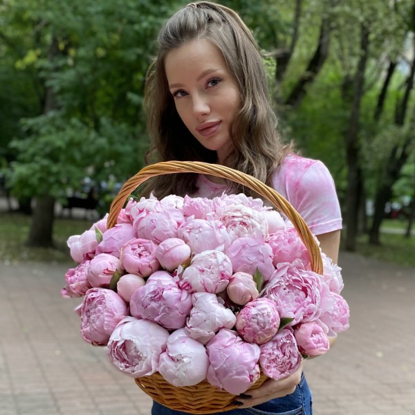 51 розовый пион Сара Бернар в корзине