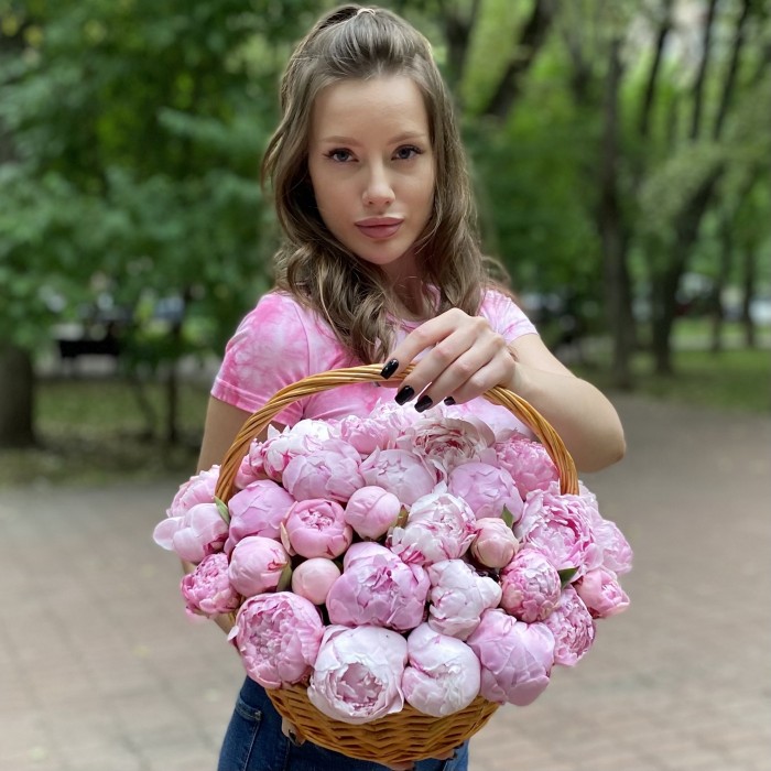 51 розовый пион Сара Бернар в корзине