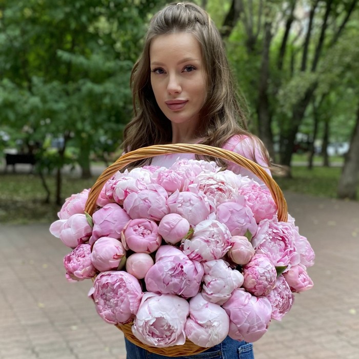 51 розовый пион Сара Бернар в корзине