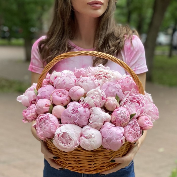 51 розовый пион Сара Бернар в корзине