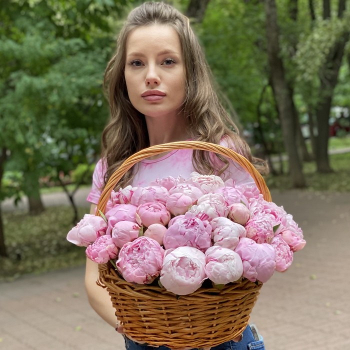 51 розовый пион Сара Бернар в корзине