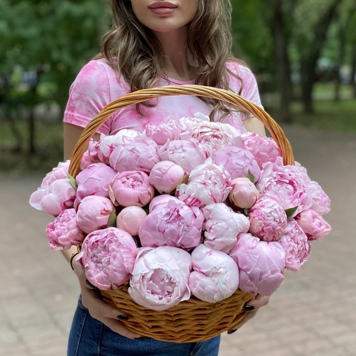 51 розовый пион Сара Бернар в корзине