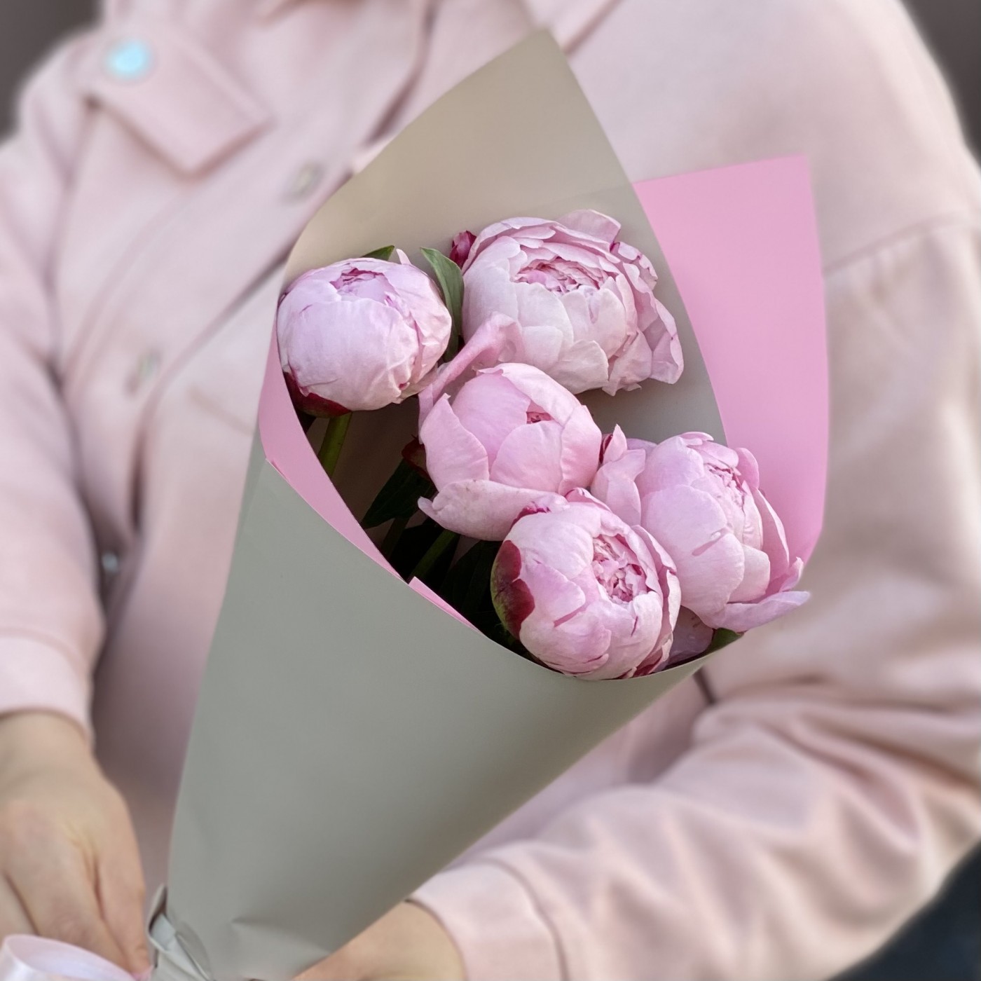 Букет из 5 нежно-розовых пионов Сара Бернар | доставка по Москве и области