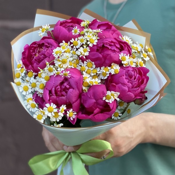 7 фиолетовых пионов Канзас с танацетумом