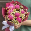 7 малиновых пионов Флеминг с танацетумом