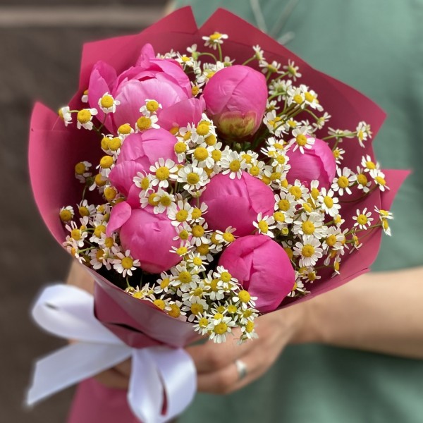 7 малиновых пионов Флеминг с танацетумом