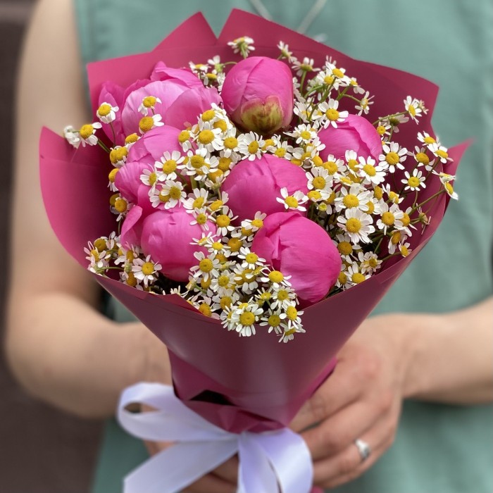 7 малиновых пионов Флеминг с танацетумом