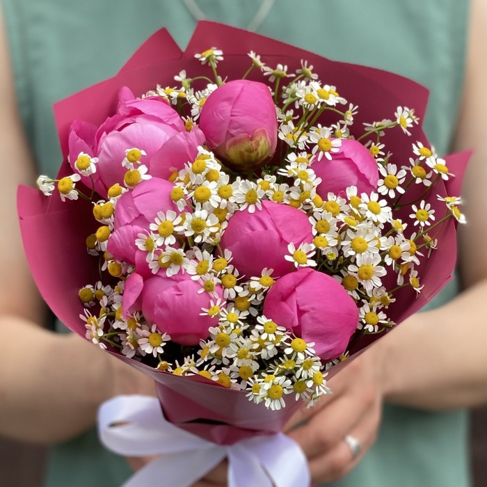 7 малиновых пионов Флеминг с танацетумом