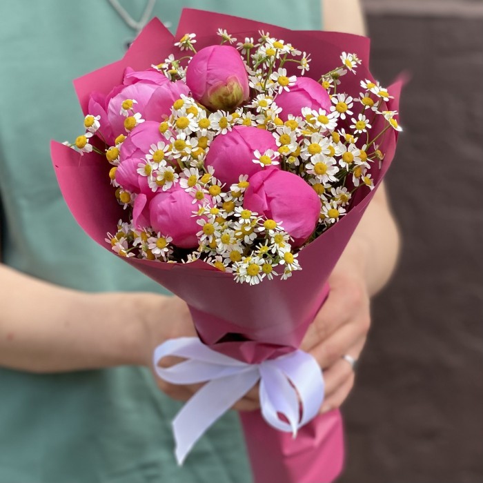 7 малиновых пионов Флеминг с танацетумом