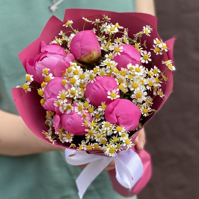 7 малиновых пионов Флеминг с танацетумом