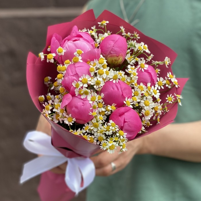 7 малиновых пионов Флеминг с танацетумом