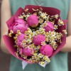 7 малиновых пионов Флеминг с танацетумом