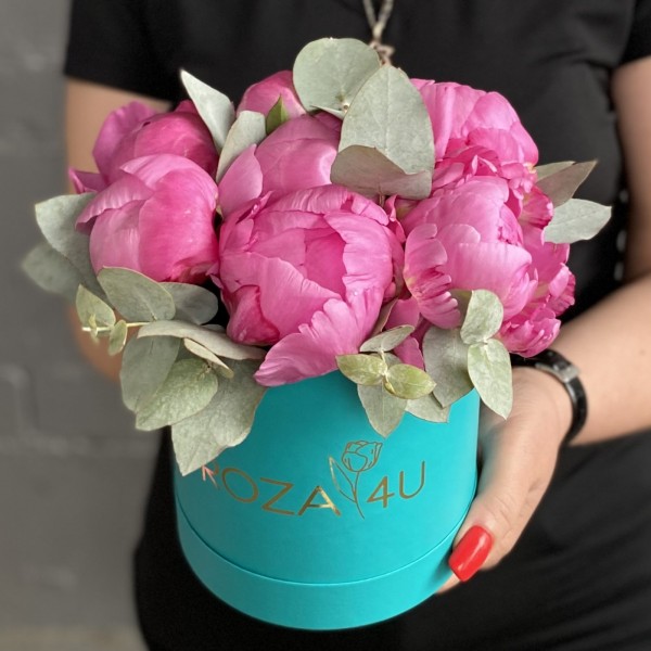 7 пионов Флеминг с эвкалиптом в коробке