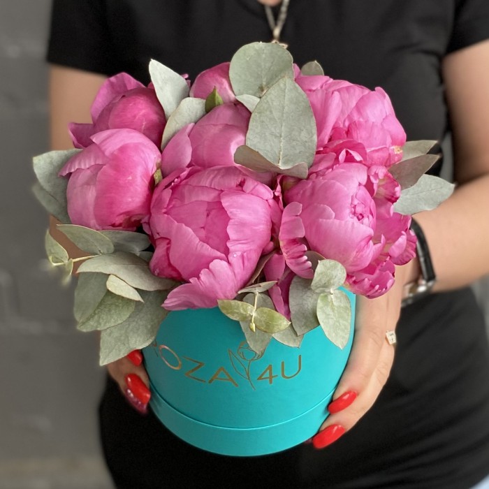 7 пионов Флеминг с эвкалиптом в коробке