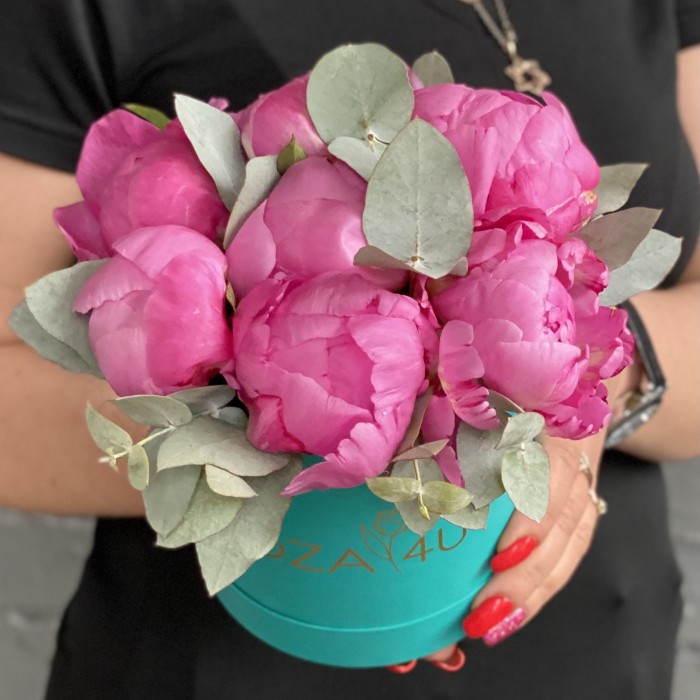 7 пионов Флеминг с эвкалиптом в коробке