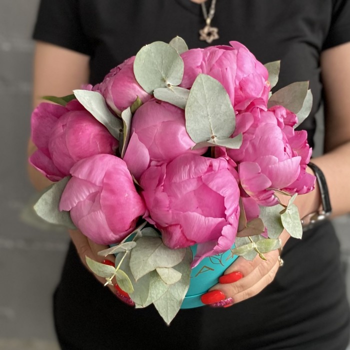 7 пионов Флеминг с эвкалиптом в коробке