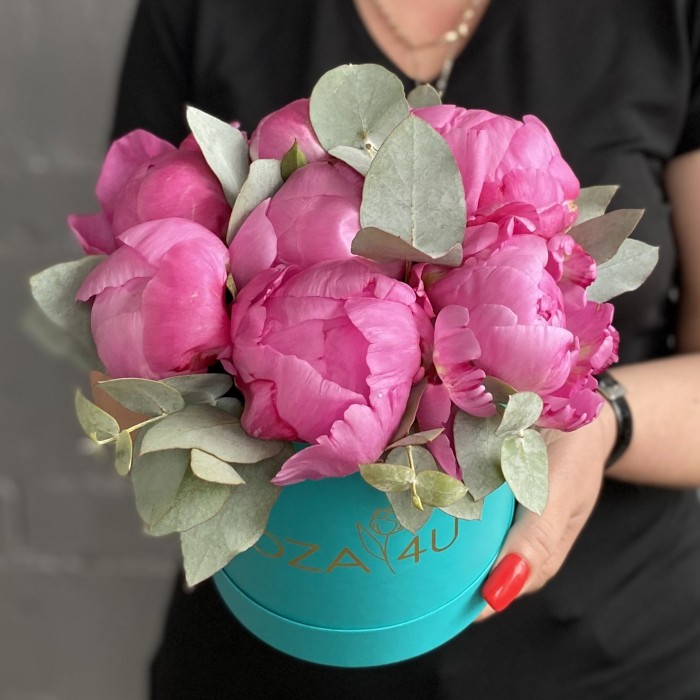 7 пионов Флеминг с эвкалиптом в коробке