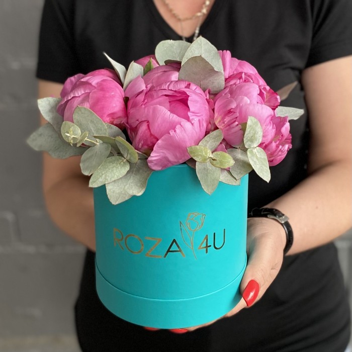 7 пионов Флеминг с эвкалиптом в коробке