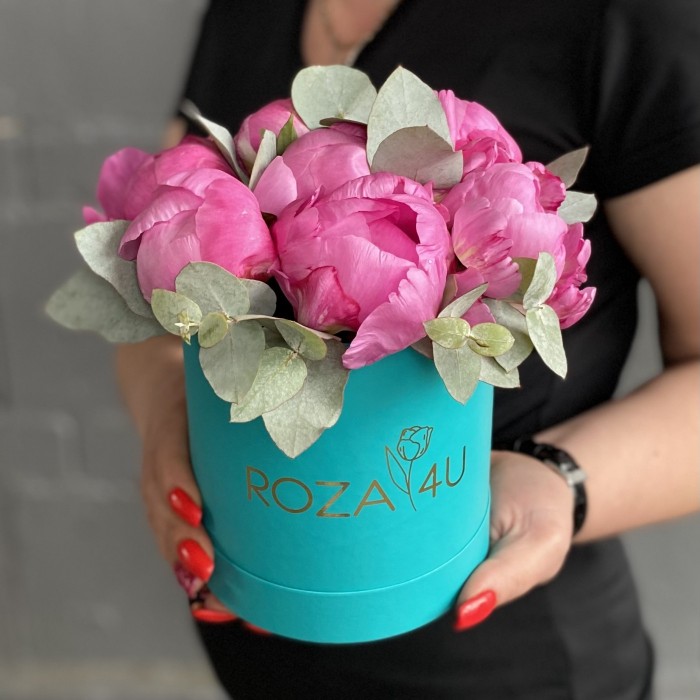 7 пионов Флеминг с эвкалиптом в коробке