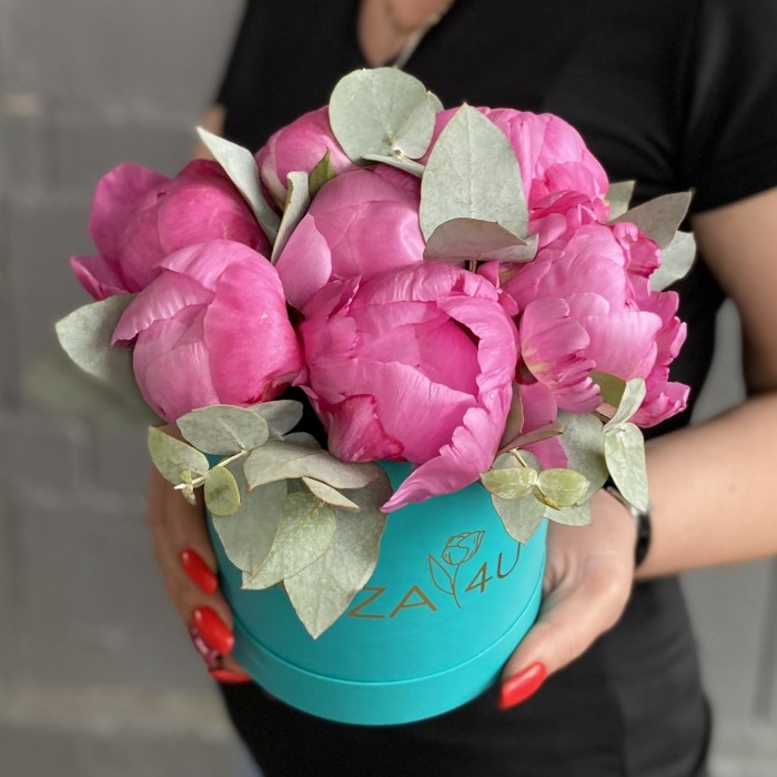 7 пионов Флеминг с эвкалиптом в коробке