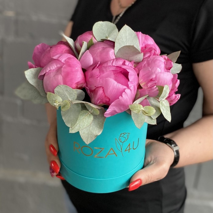 7 пионов Флеминг с эвкалиптом в коробке