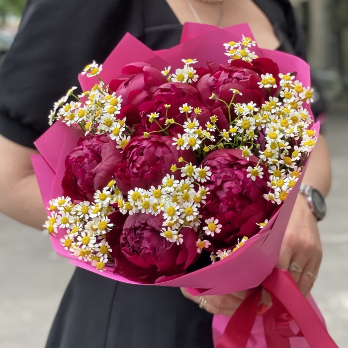 7 пионов Канзас с ромашками