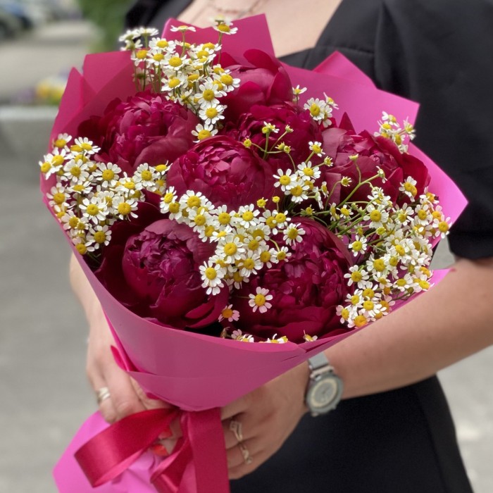 7 пионов Канзас с ромашками